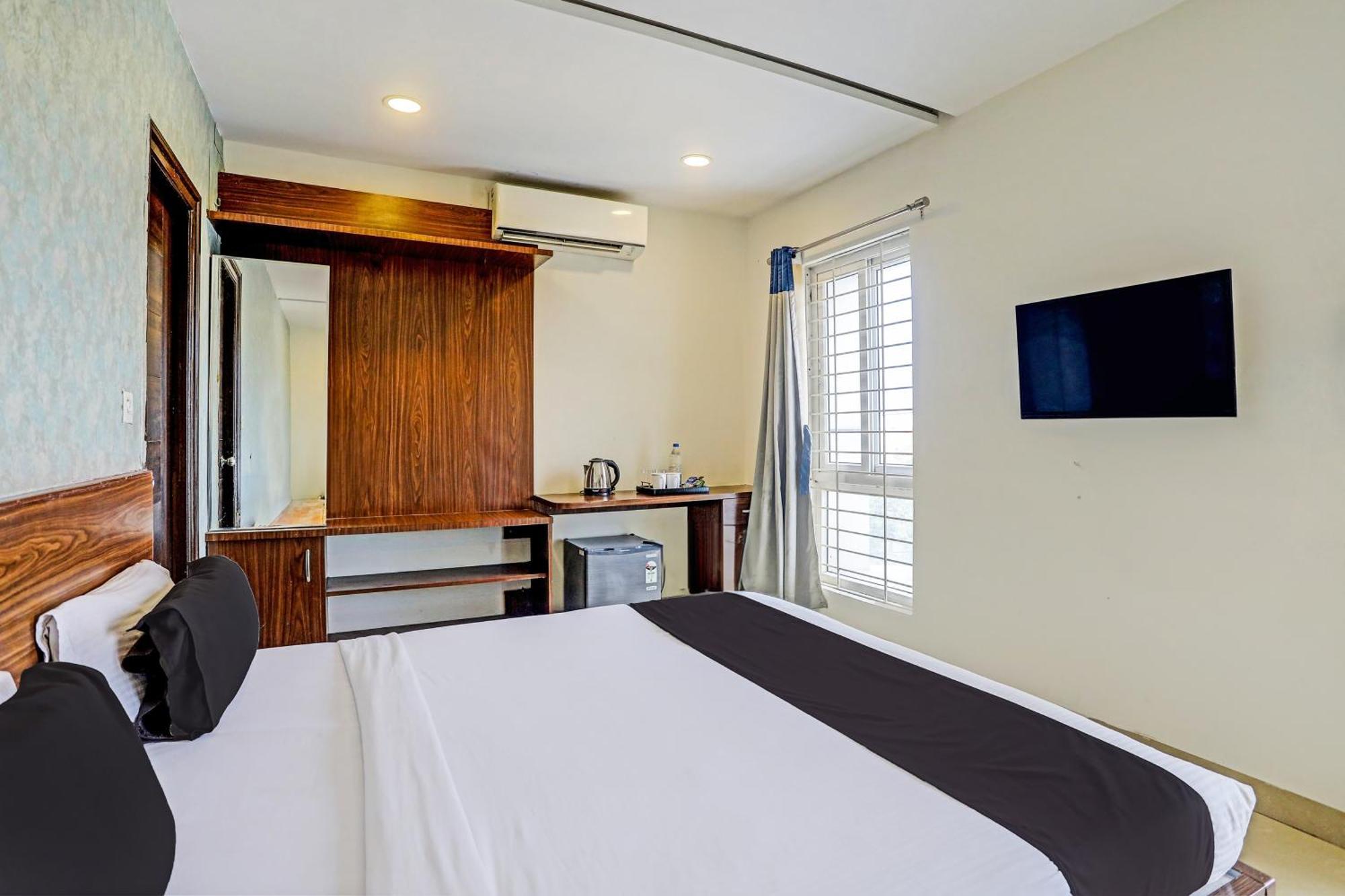 Collection O Ssr Royal Suites Lingampalli Exterior foto