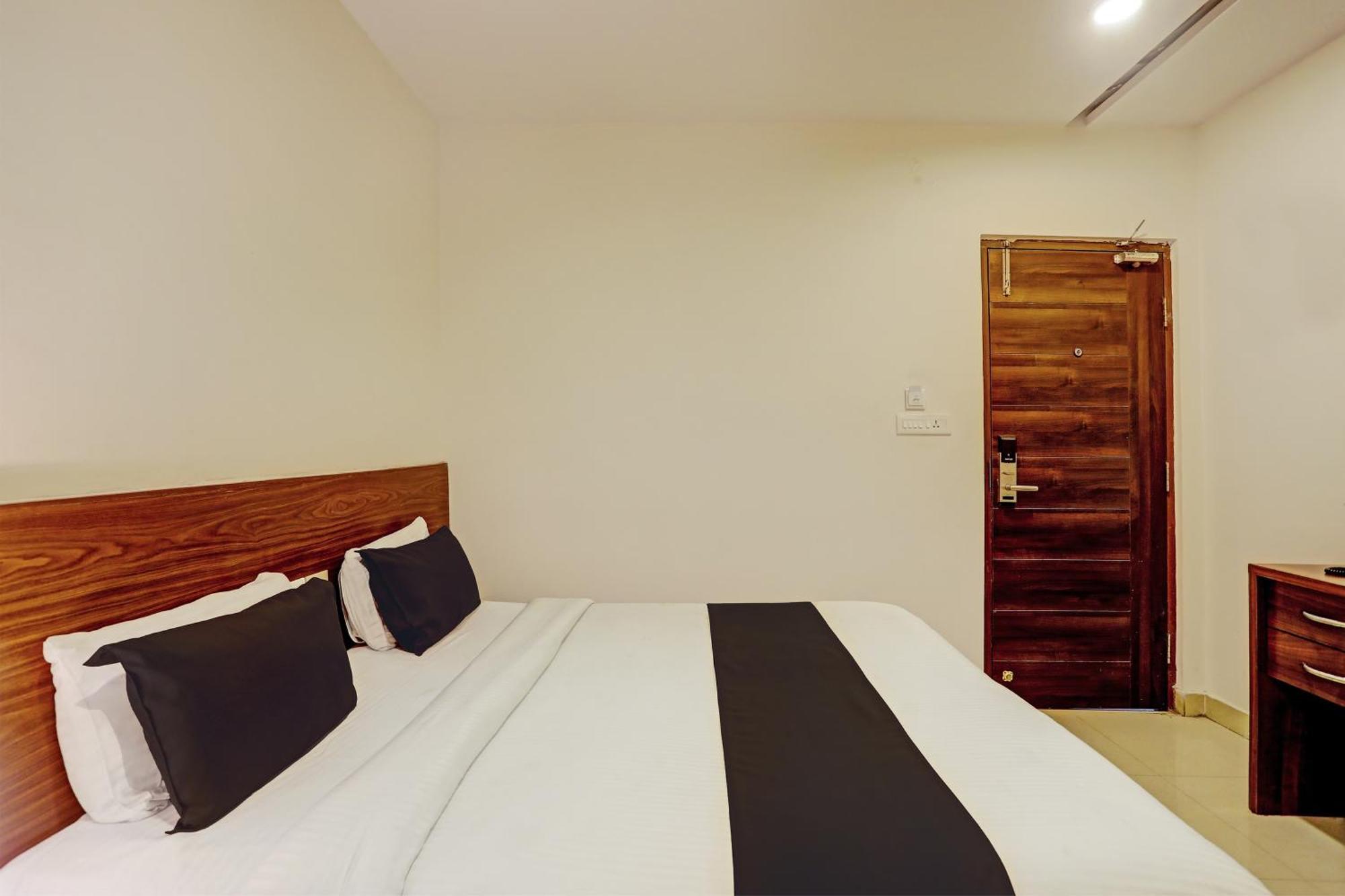 Collection O Ssr Royal Suites Lingampalli Exterior foto