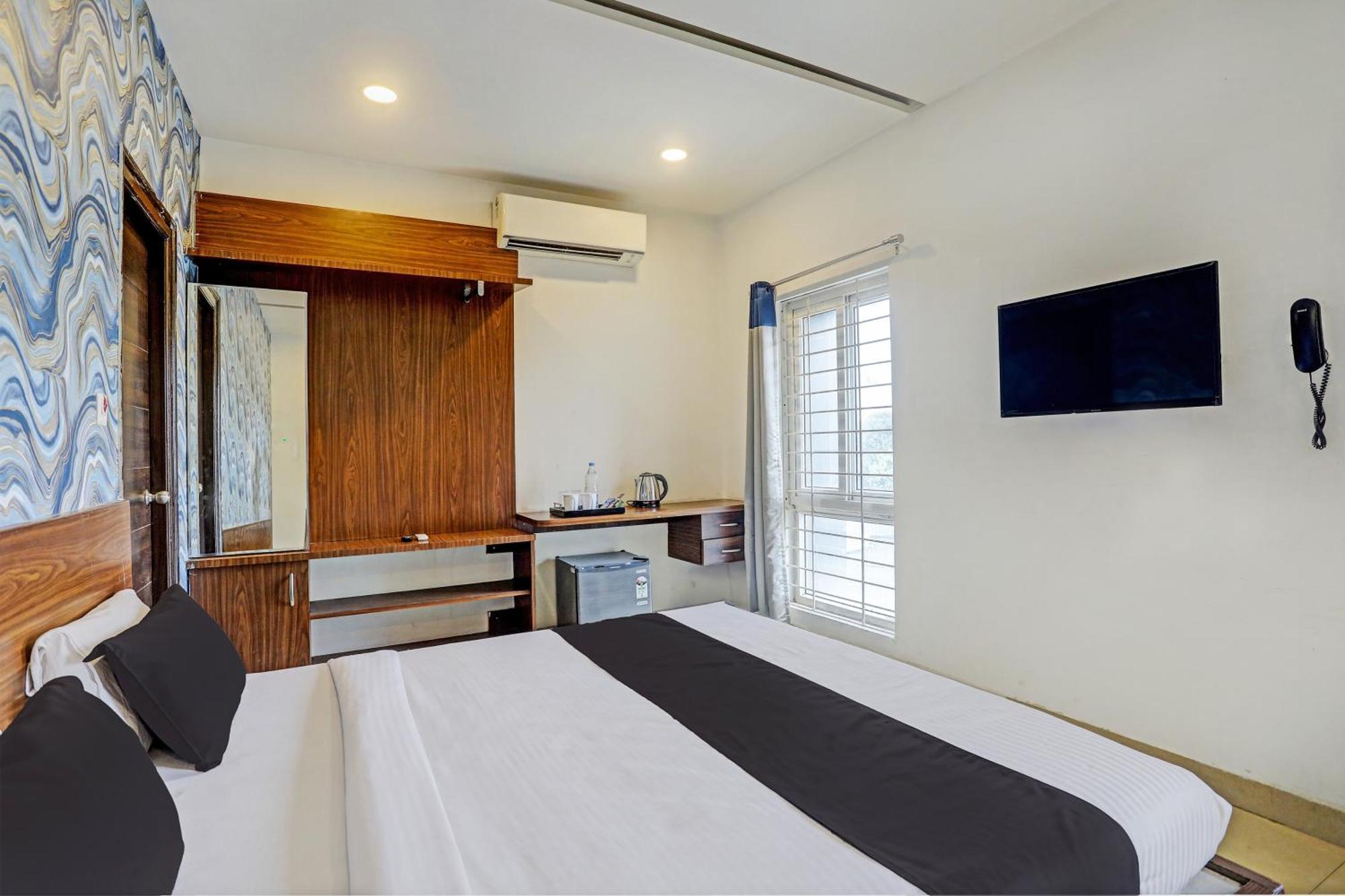 Collection O Ssr Royal Suites Lingampalli Exterior foto